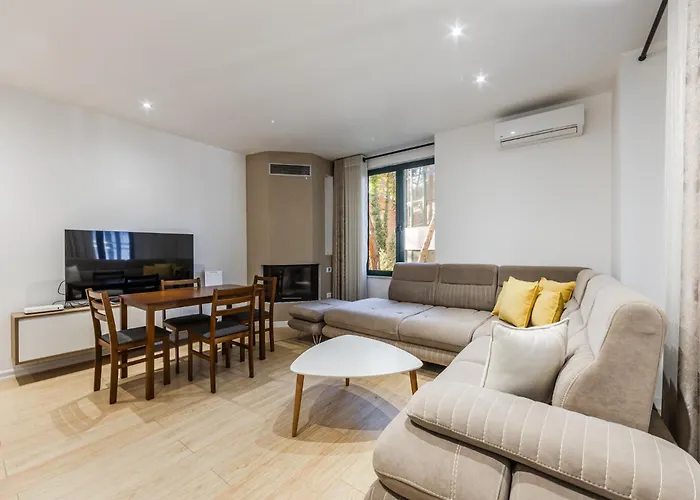 Pine & Sea Retreat By Pikhost Golem (Tirana)